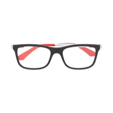 Очки в квадратной оправе