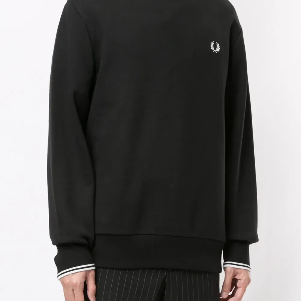 Толстовка с вышитым логотипом