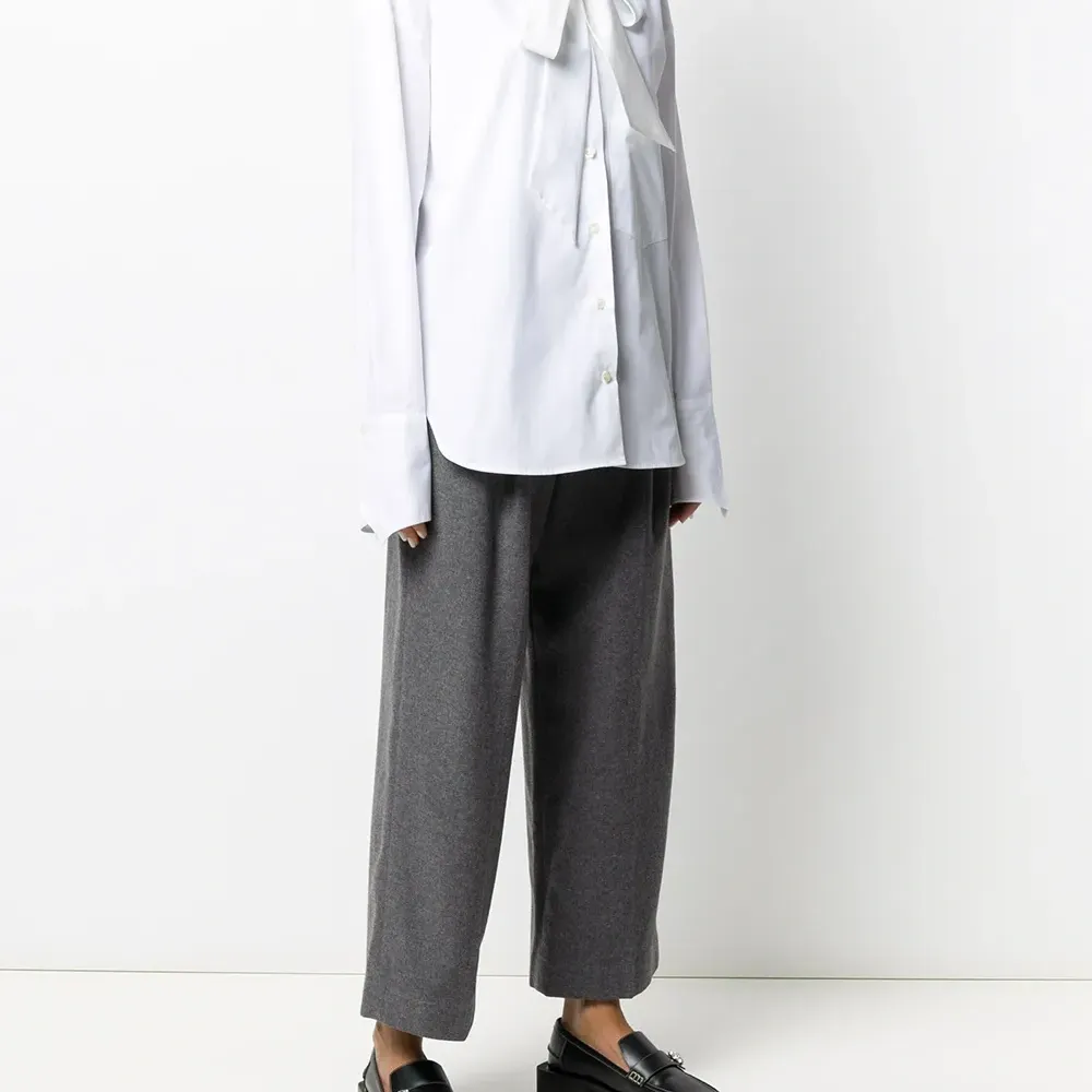 Блузка с бантом и длинными рукавами