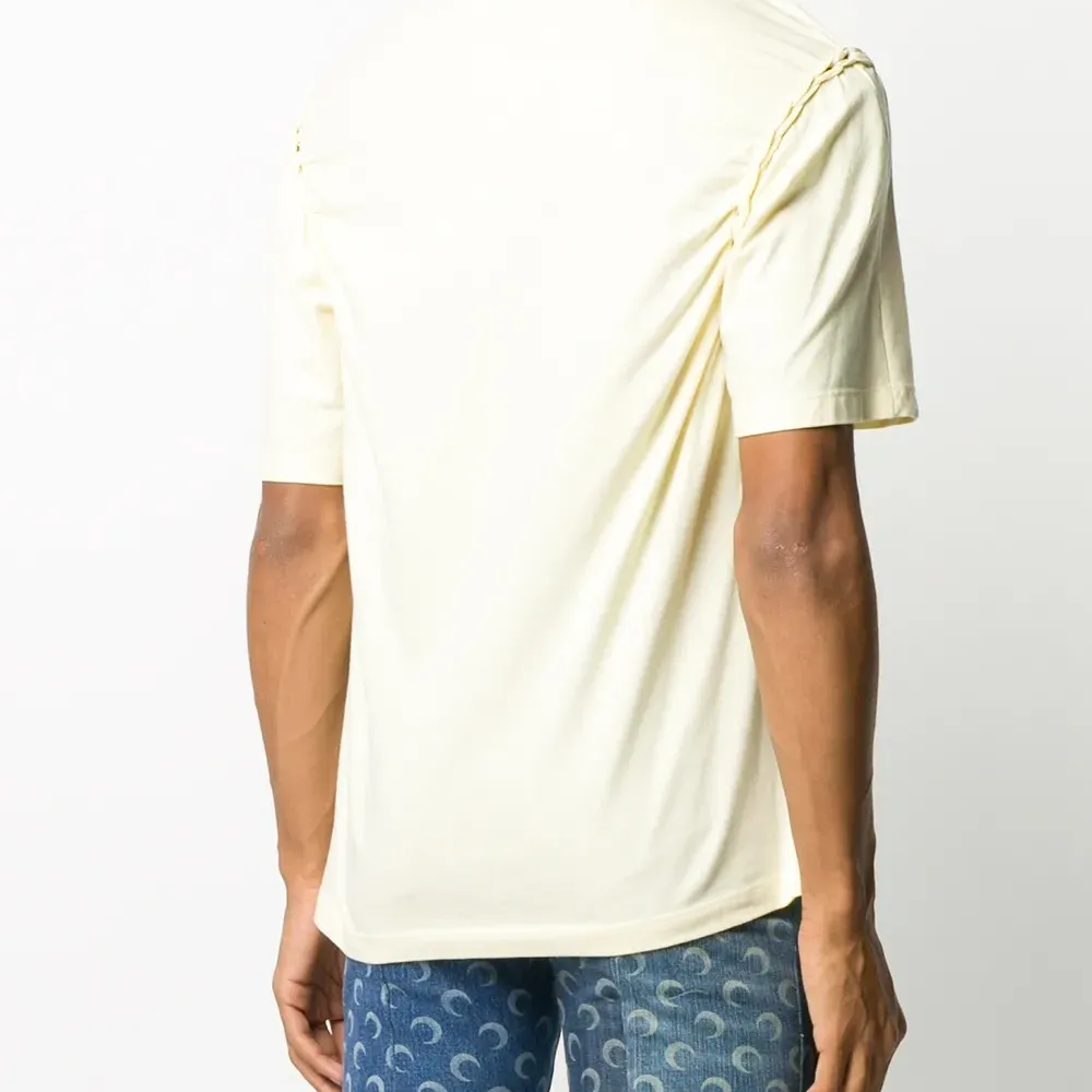 футболка со сборками