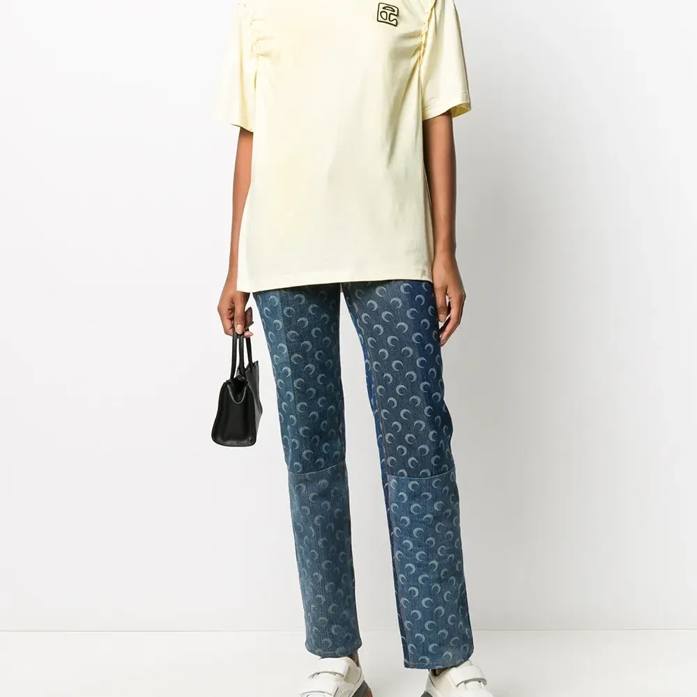 футболка со сборками