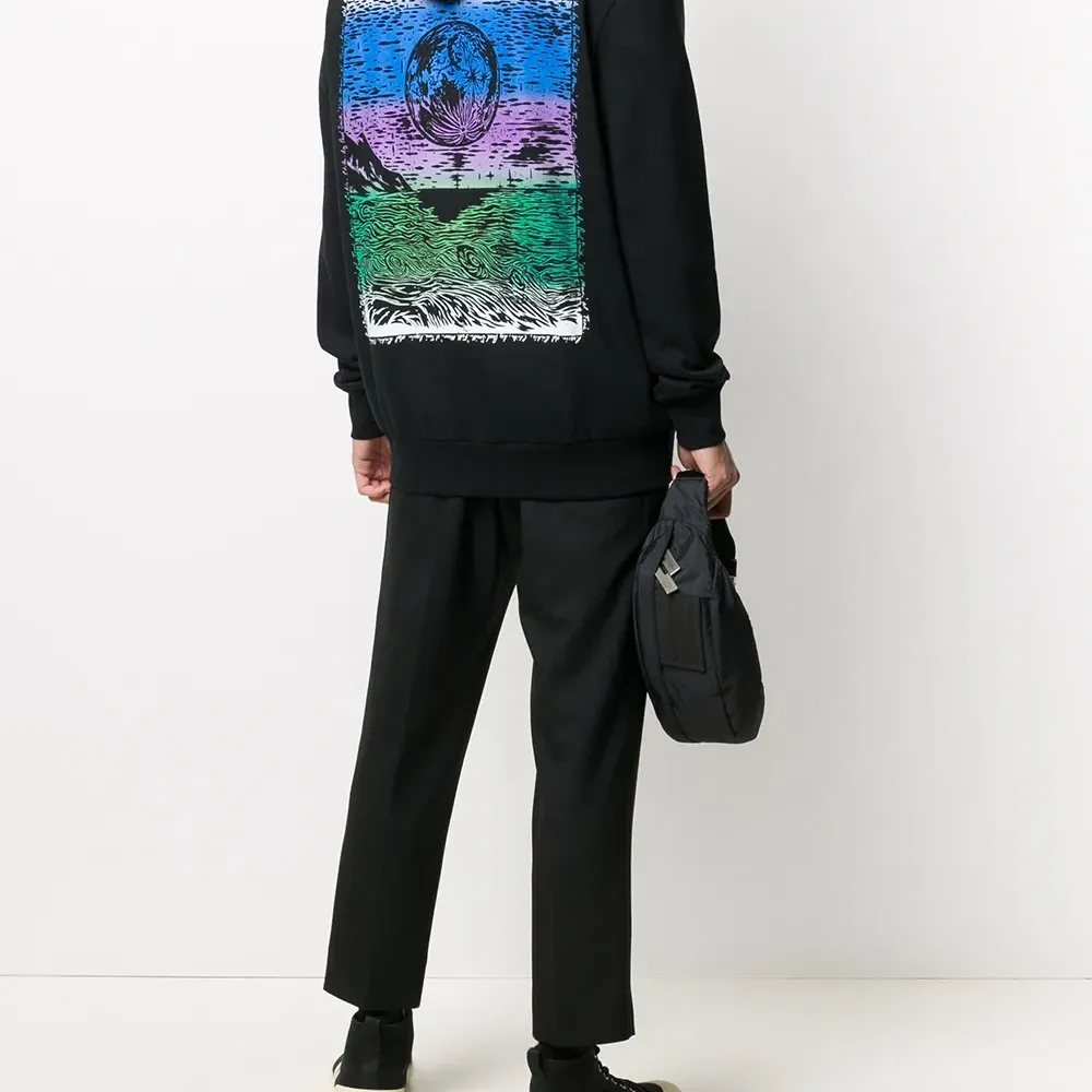 худи с кулиской и логотипом