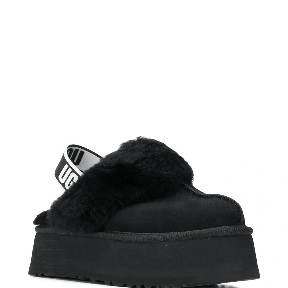 Мюли с искусственным мехом и ремешком на пятке