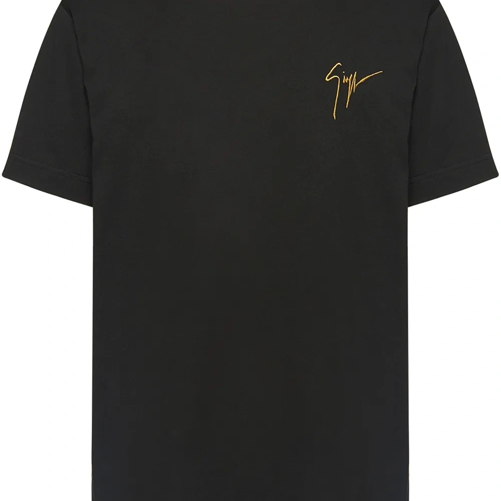 Футболка с вышитым логотипом