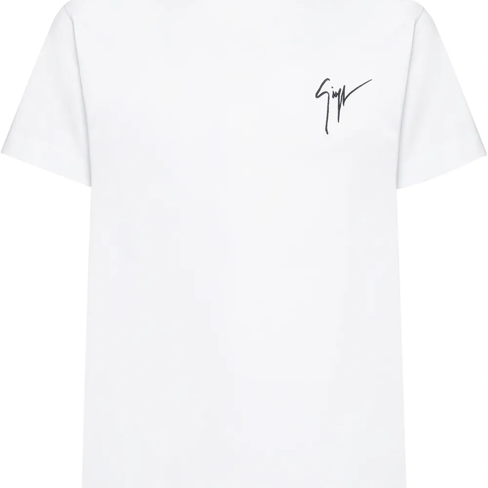 Футболка с вышитым логотипом