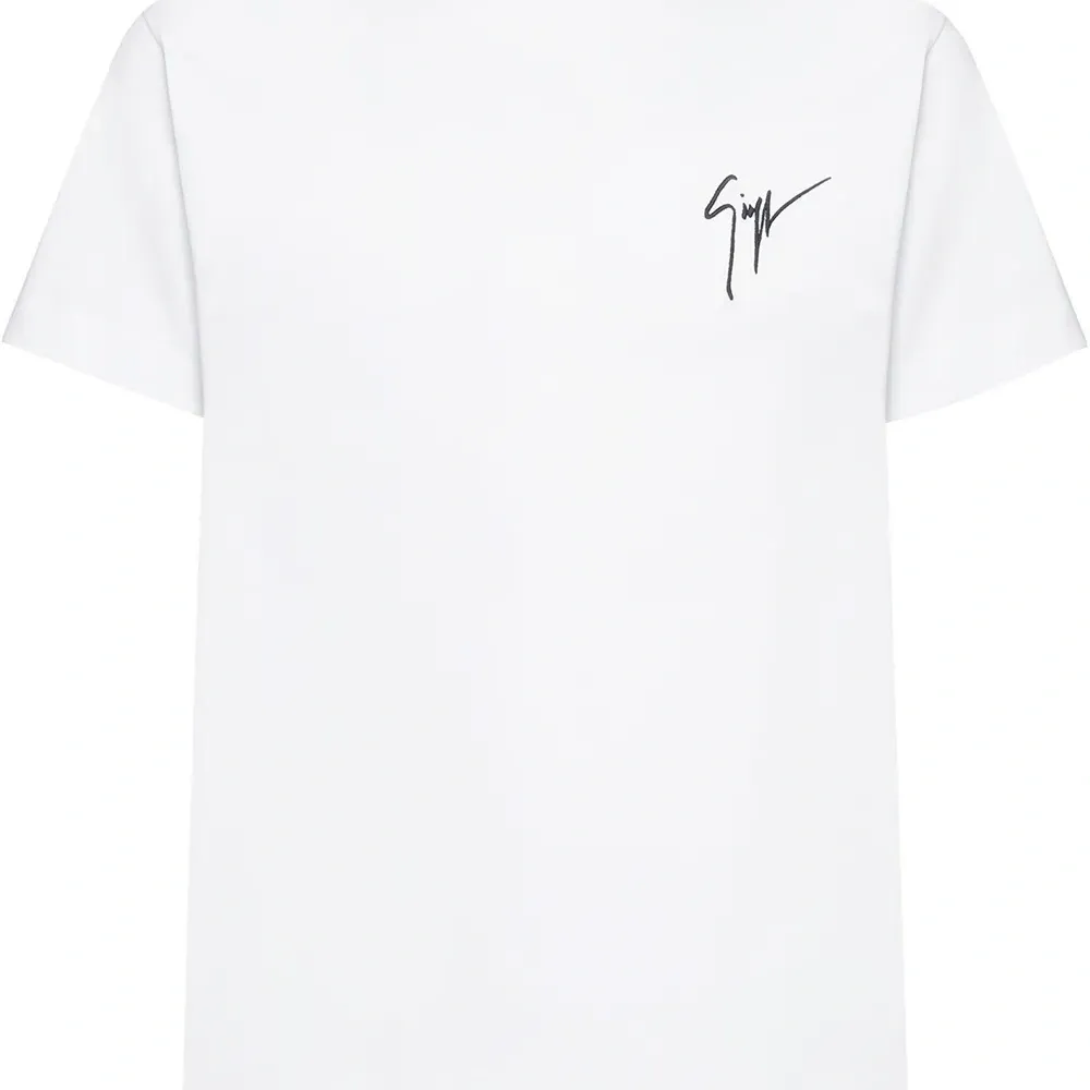 Футболка с вышитым логотипом