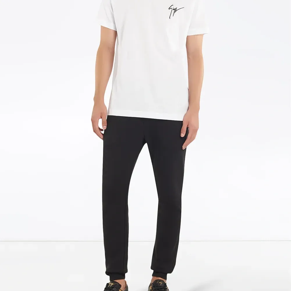 Футболка с вышитым логотипом