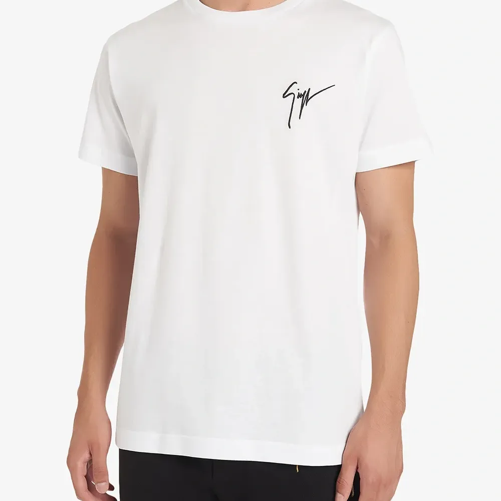 Футболка с вышитым логотипом