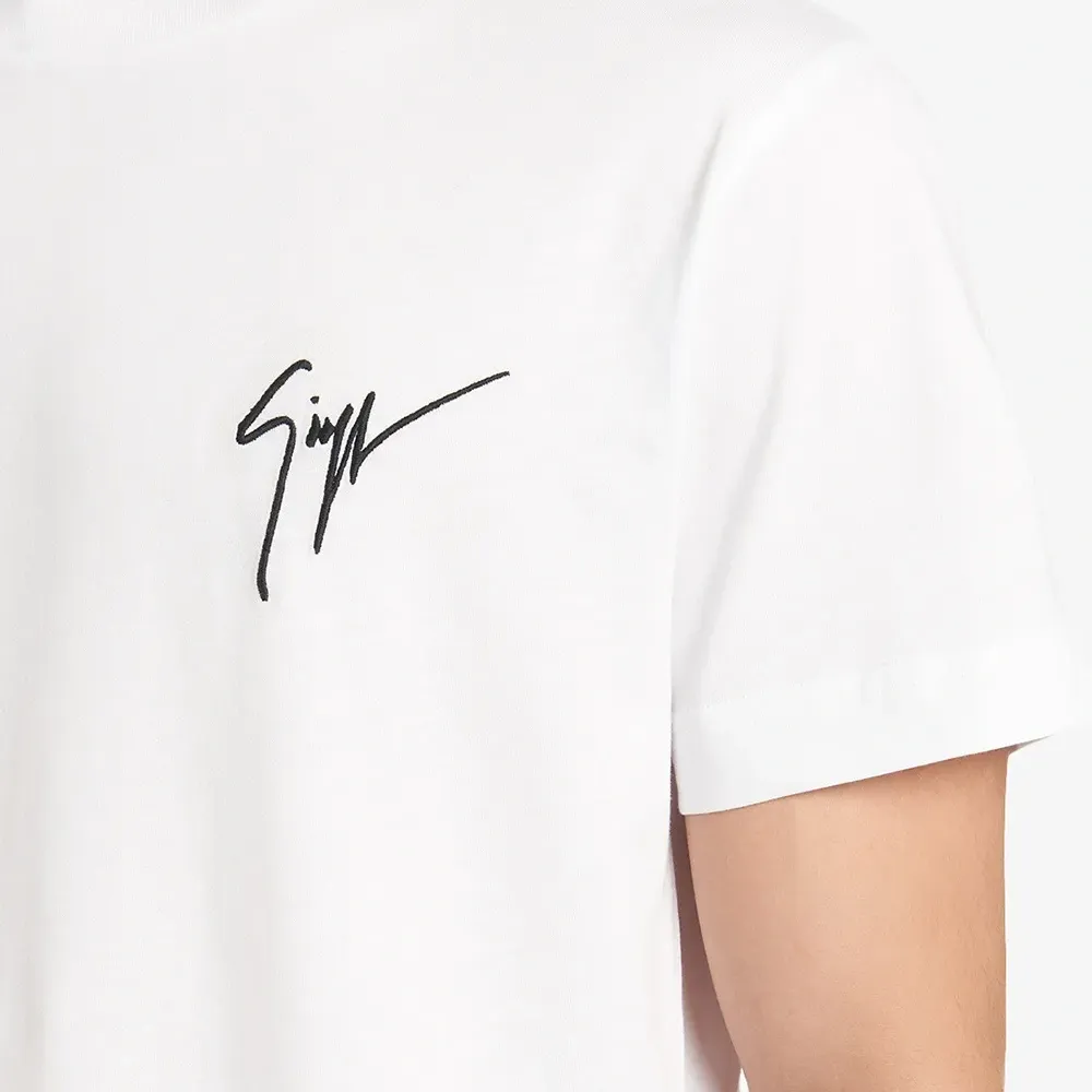 Футболка с вышитым логотипом