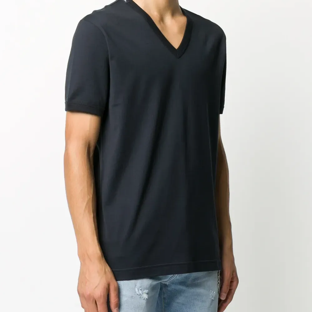 Футболка с V-образным вырезом и логотипом