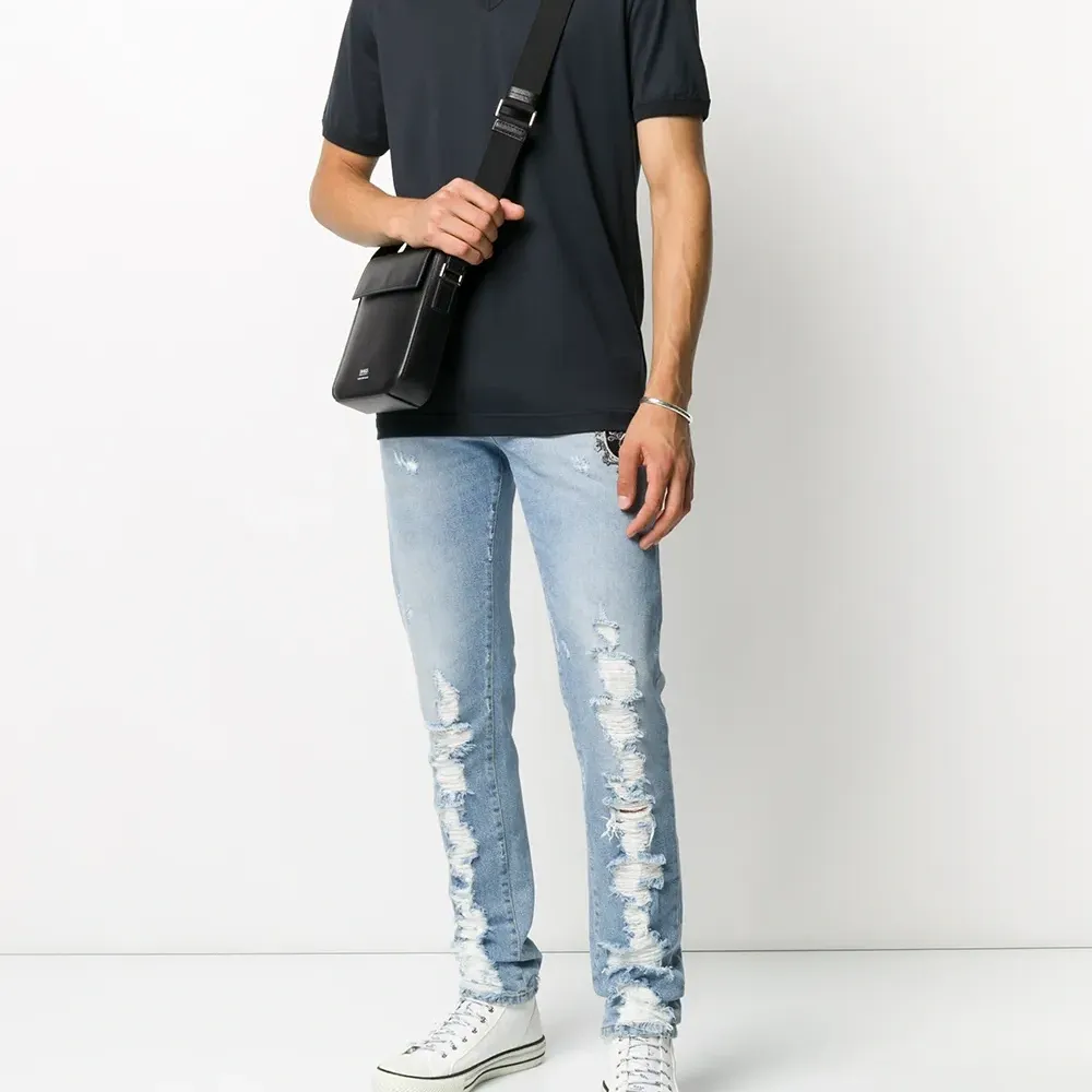 Футболка с V-образным вырезом и логотипом