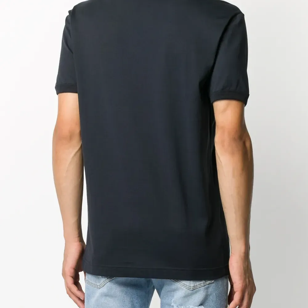 Футболка с V-образным вырезом и логотипом