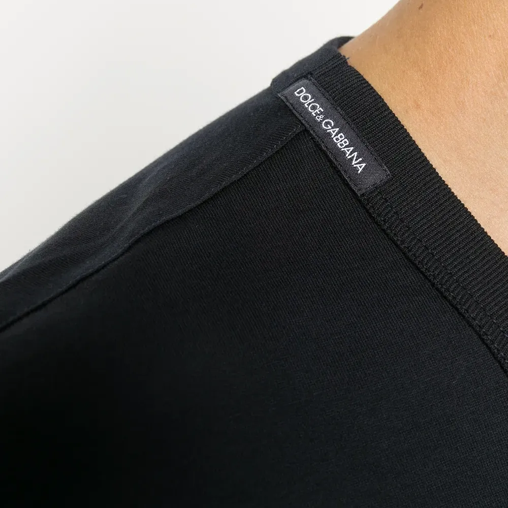 Футболка с V-образным вырезом и логотипом