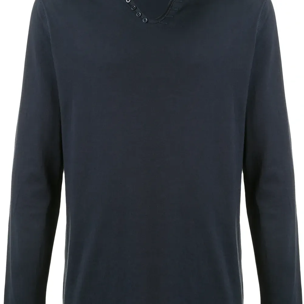 Футболка с V-образным вырезом и длинными рукавами