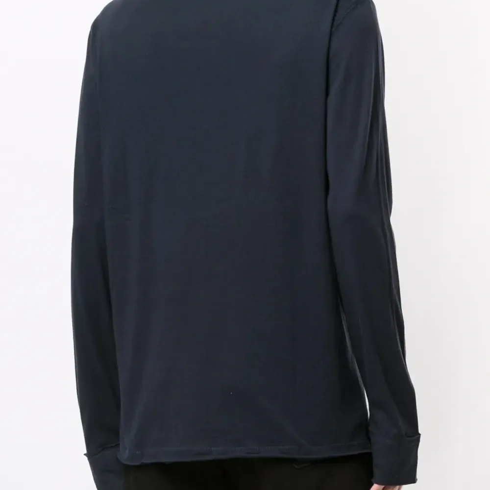 Футболка с V-образным вырезом и длинными рукавами