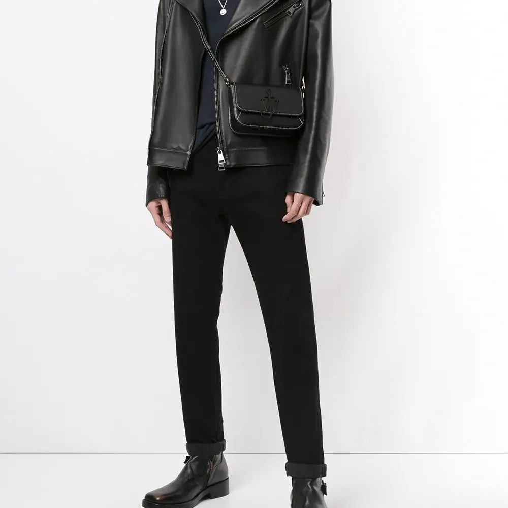 Футболка с V-образным вырезом и длинными рукавами