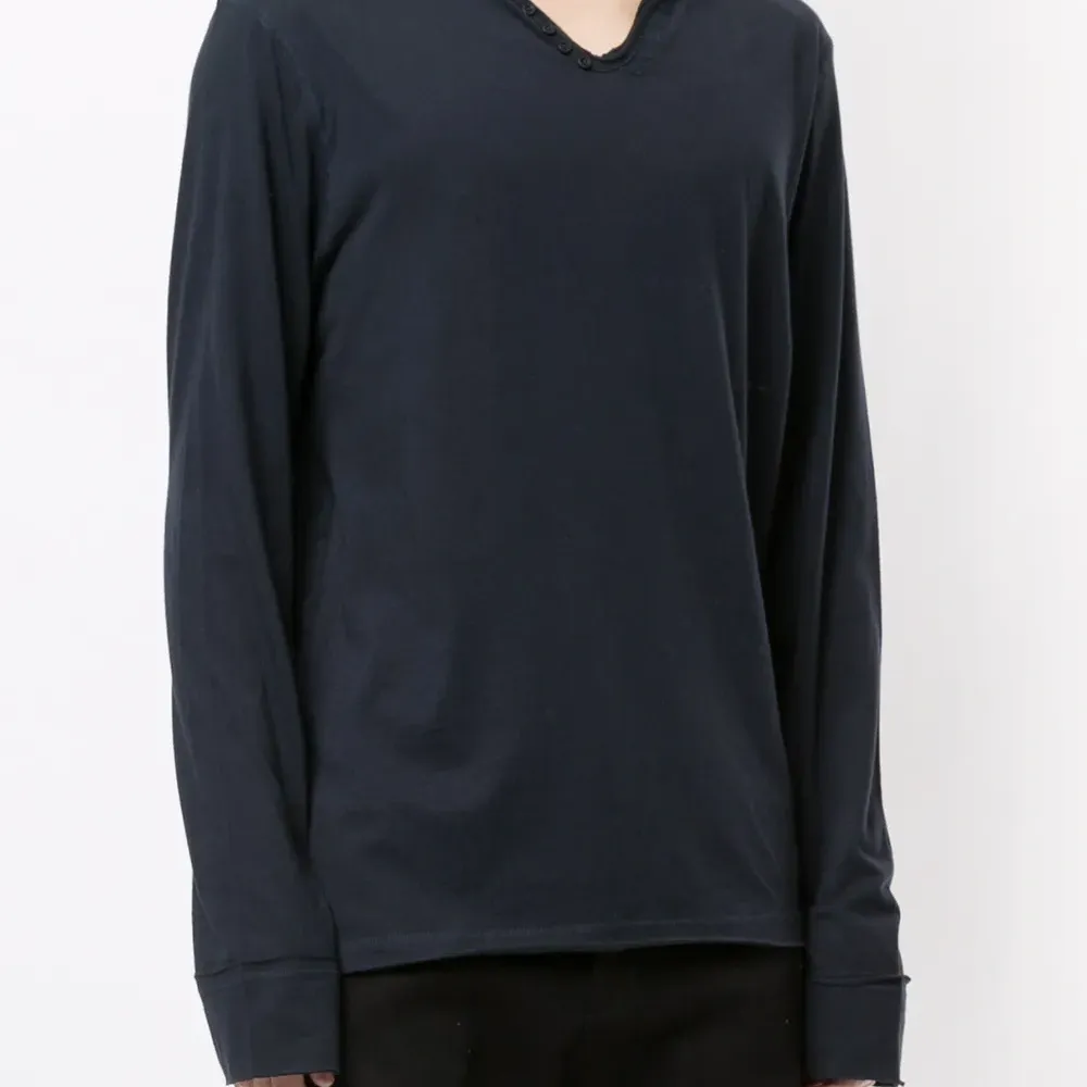 Футболка с V-образным вырезом и длинными рукавами