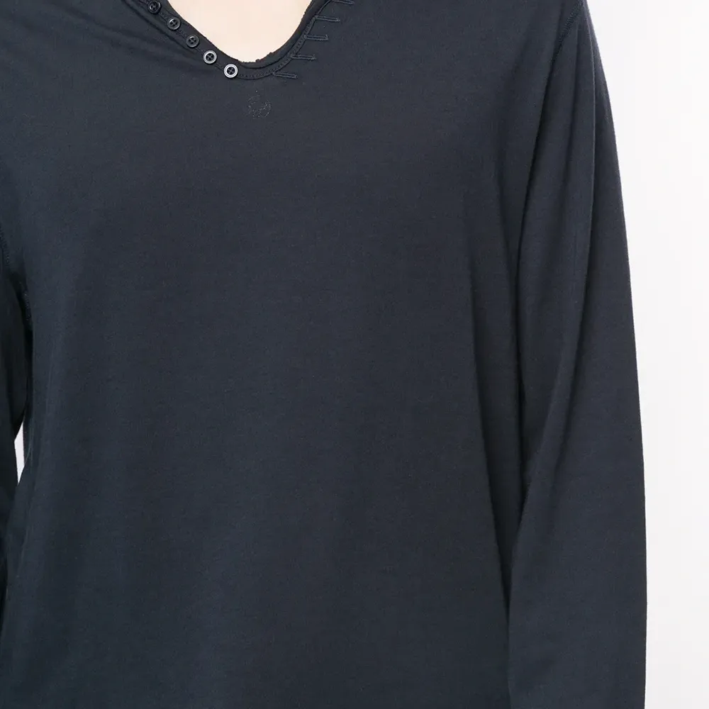 Футболка с V-образным вырезом и длинными рукавами