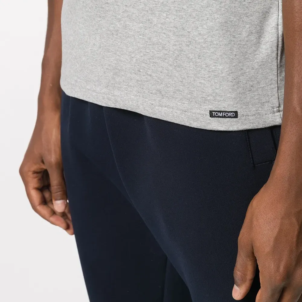 Футболка с V-образным вырезом и нашивкой-логотипом