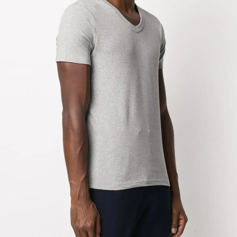 Футболка с V-образным вырезом и нашивкой-логотипом