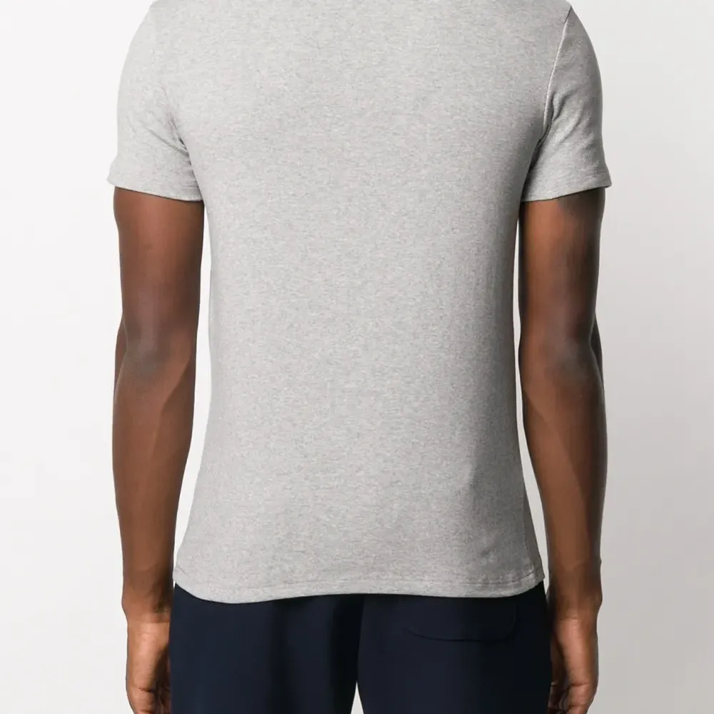 Футболка с V-образным вырезом и нашивкой-логотипом