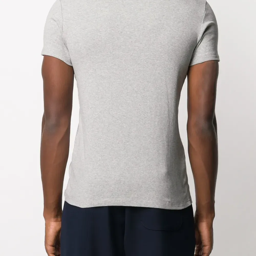 Футболка с нашивкой-логотипом и круглым вырезом