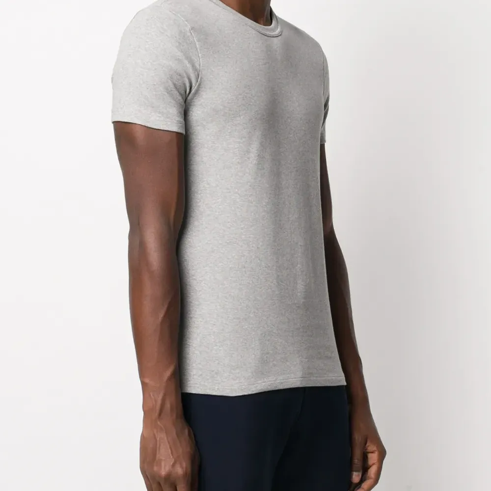 Футболка с нашивкой-логотипом и круглым вырезом