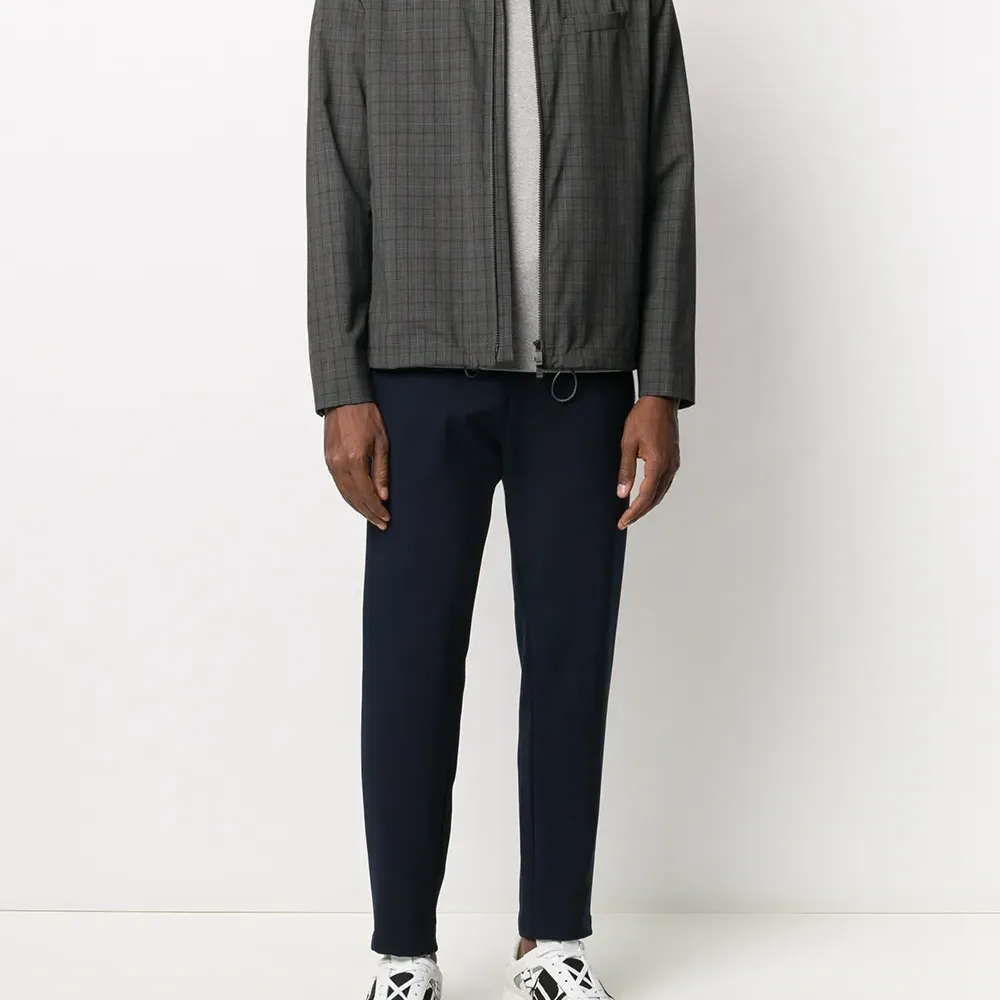 Футболка с нашивкой-логотипом и круглым вырезом