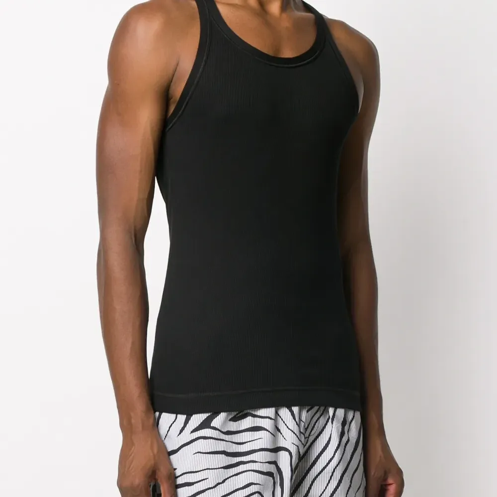 Топ без рукавов с U-образным вырезом