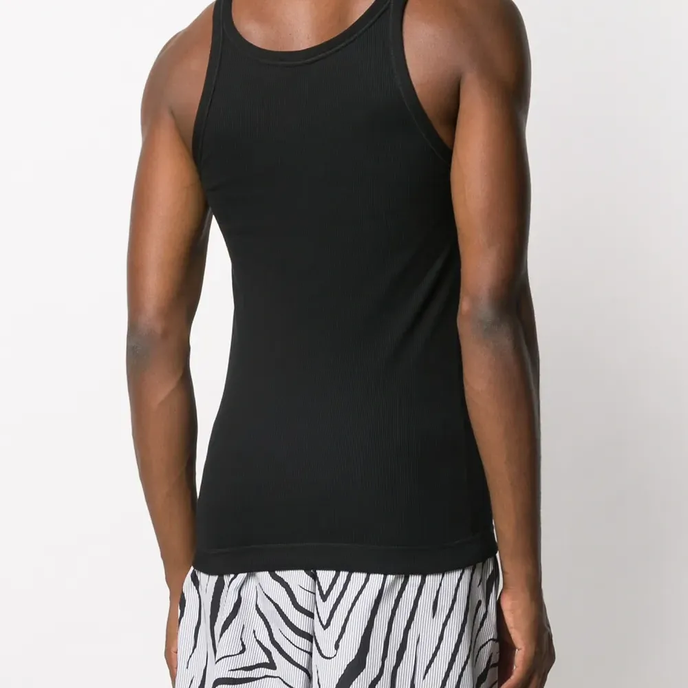 Топ без рукавов с U-образным вырезом