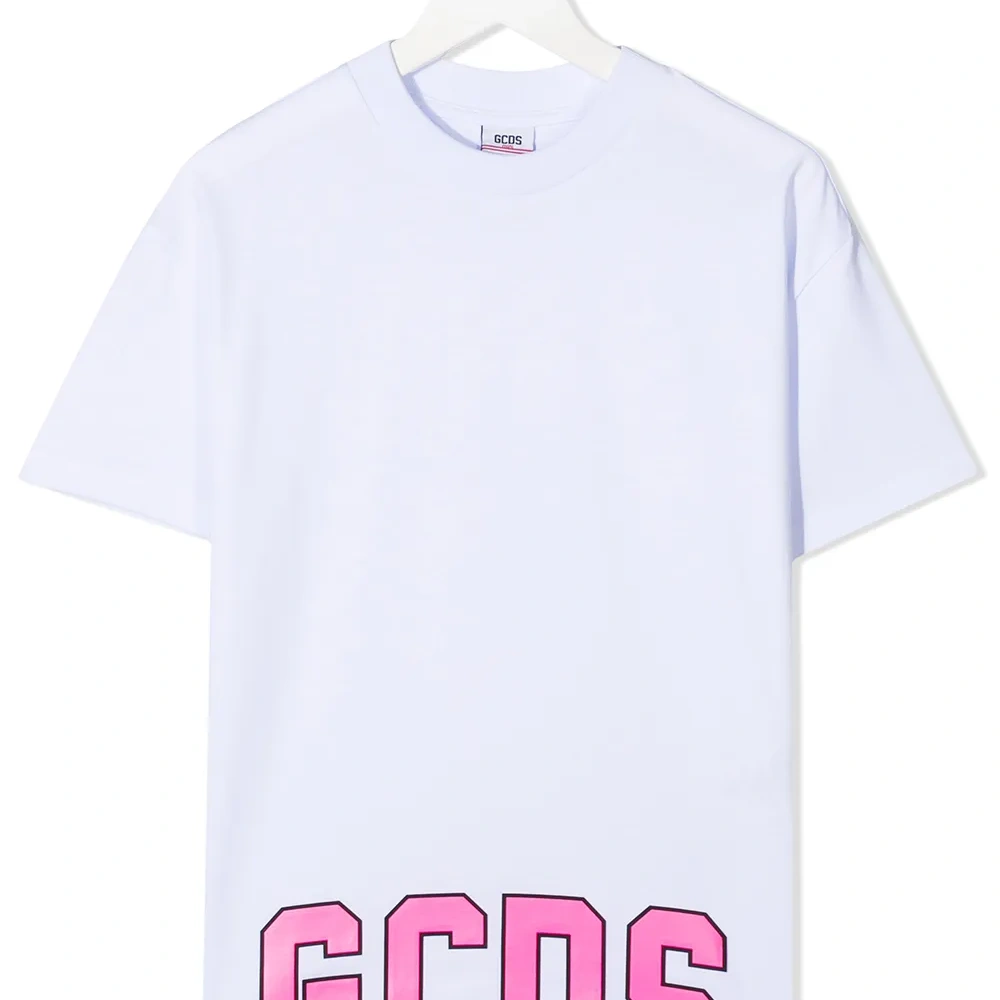 Футболка с логотипом на подоле