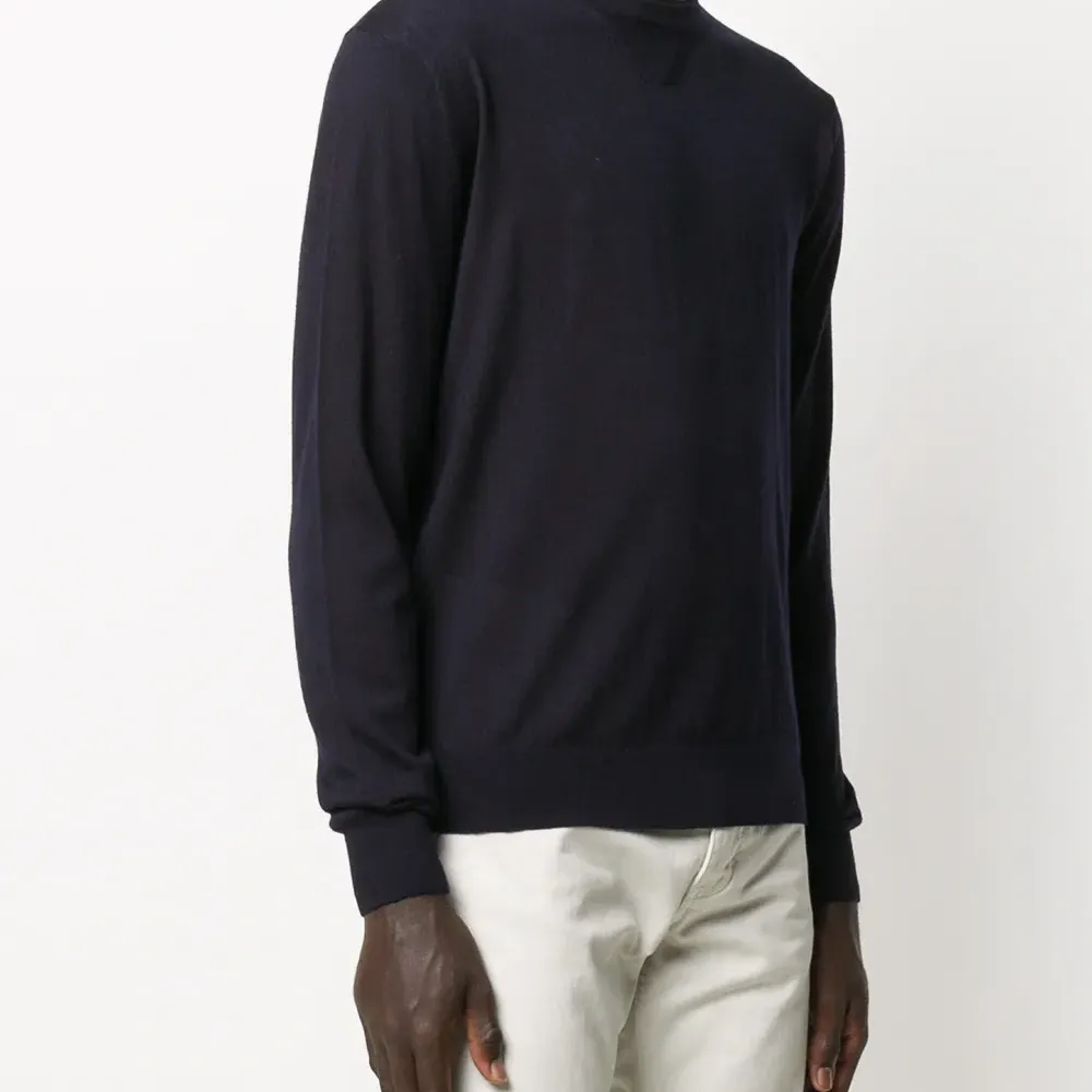 Джемпер с вышитым логотипом Джемпер с вышитым логотипом