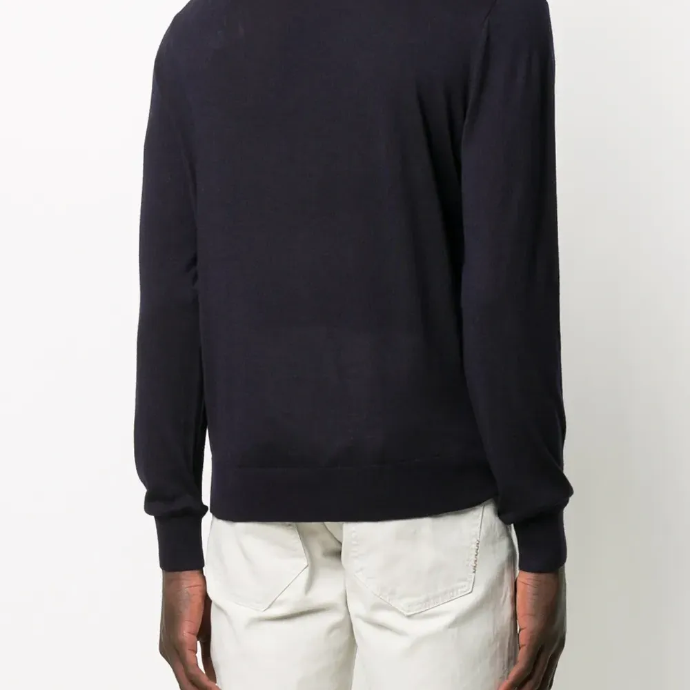 Джемпер с вышитым логотипом Джемпер с вышитым логотипом