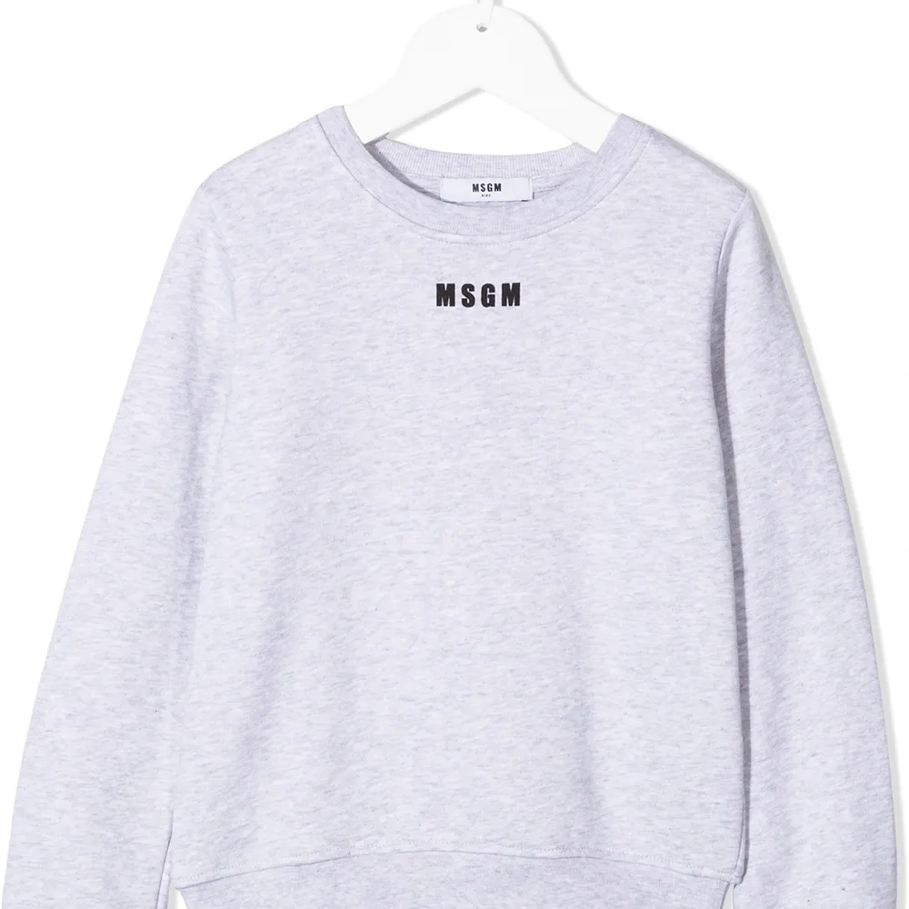 Толстовка с логотипом и бахромой