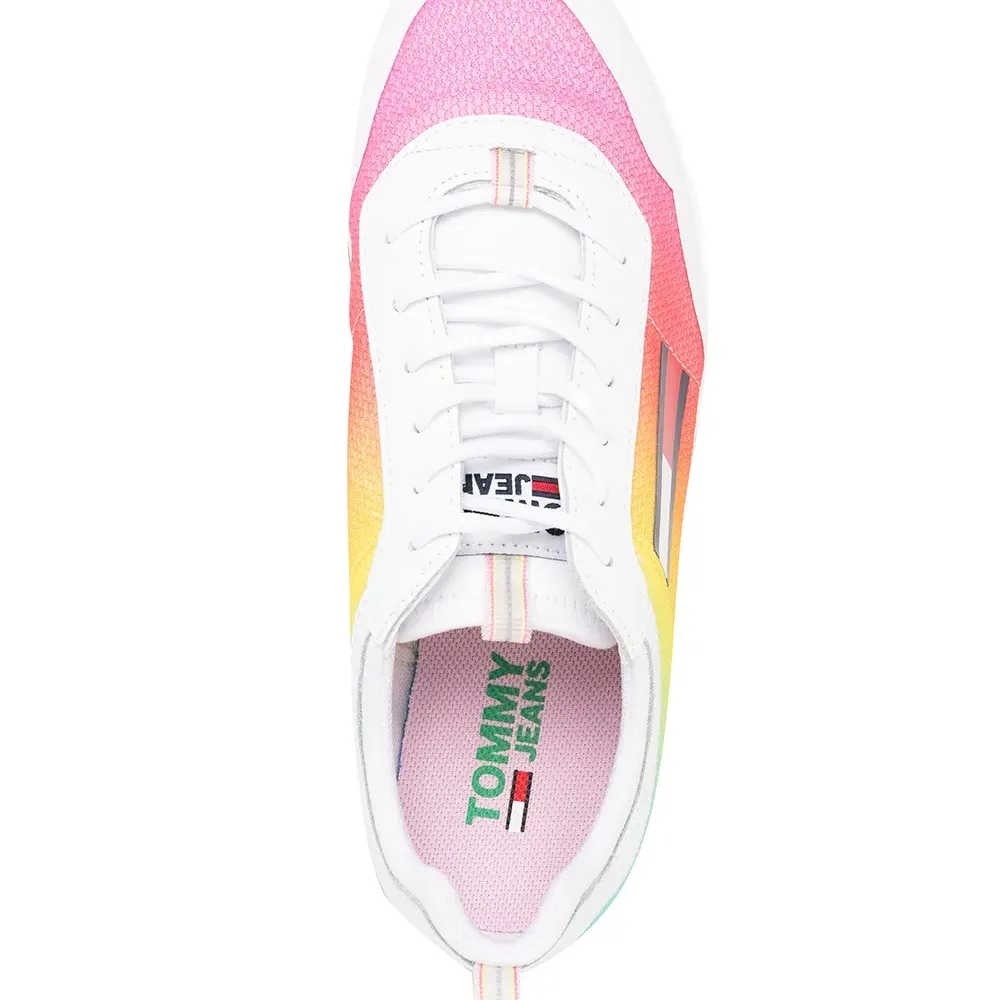 Кроссовки с эффектом градиента и логотипом