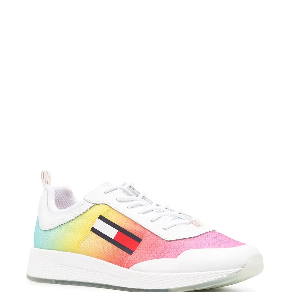 Кроссовки с эффектом градиента и логотипом