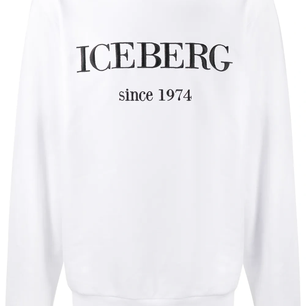 Джемпер с круглым вырезом и вышитым логотипом