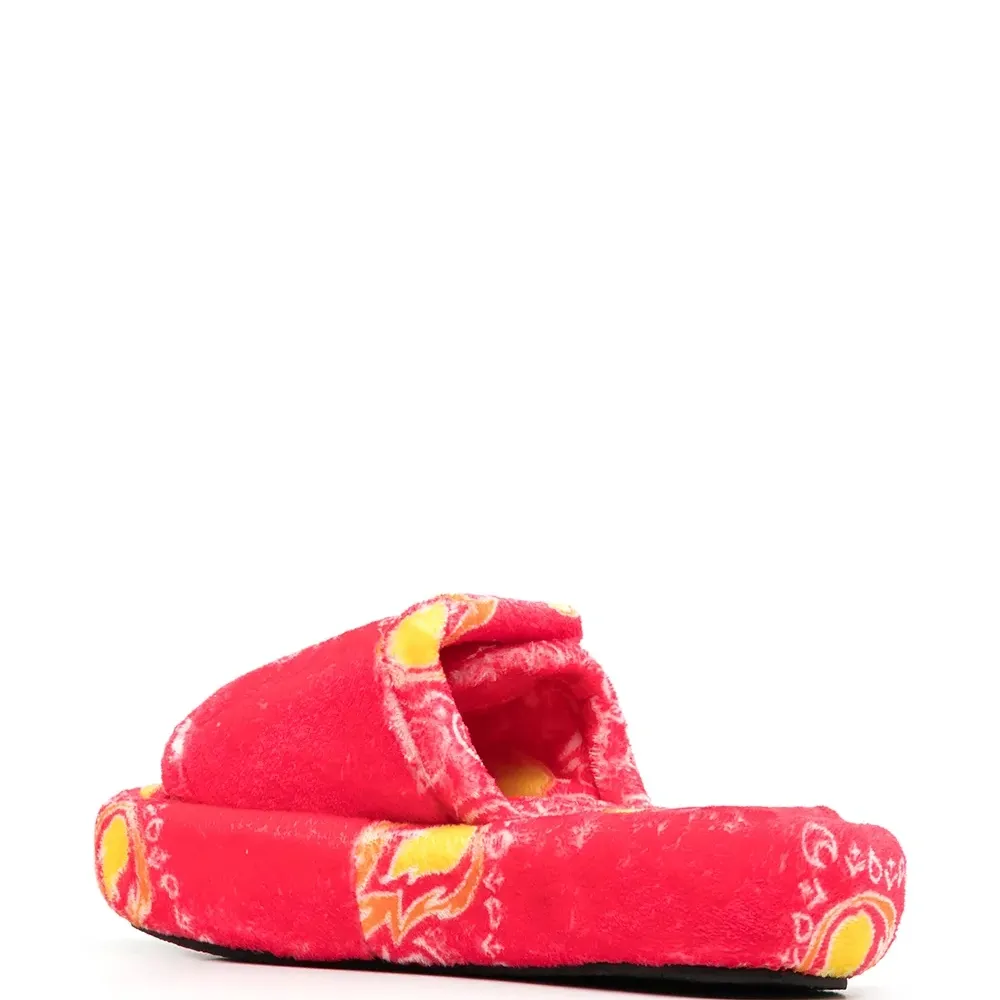 Фактурные шлепанцы с узором