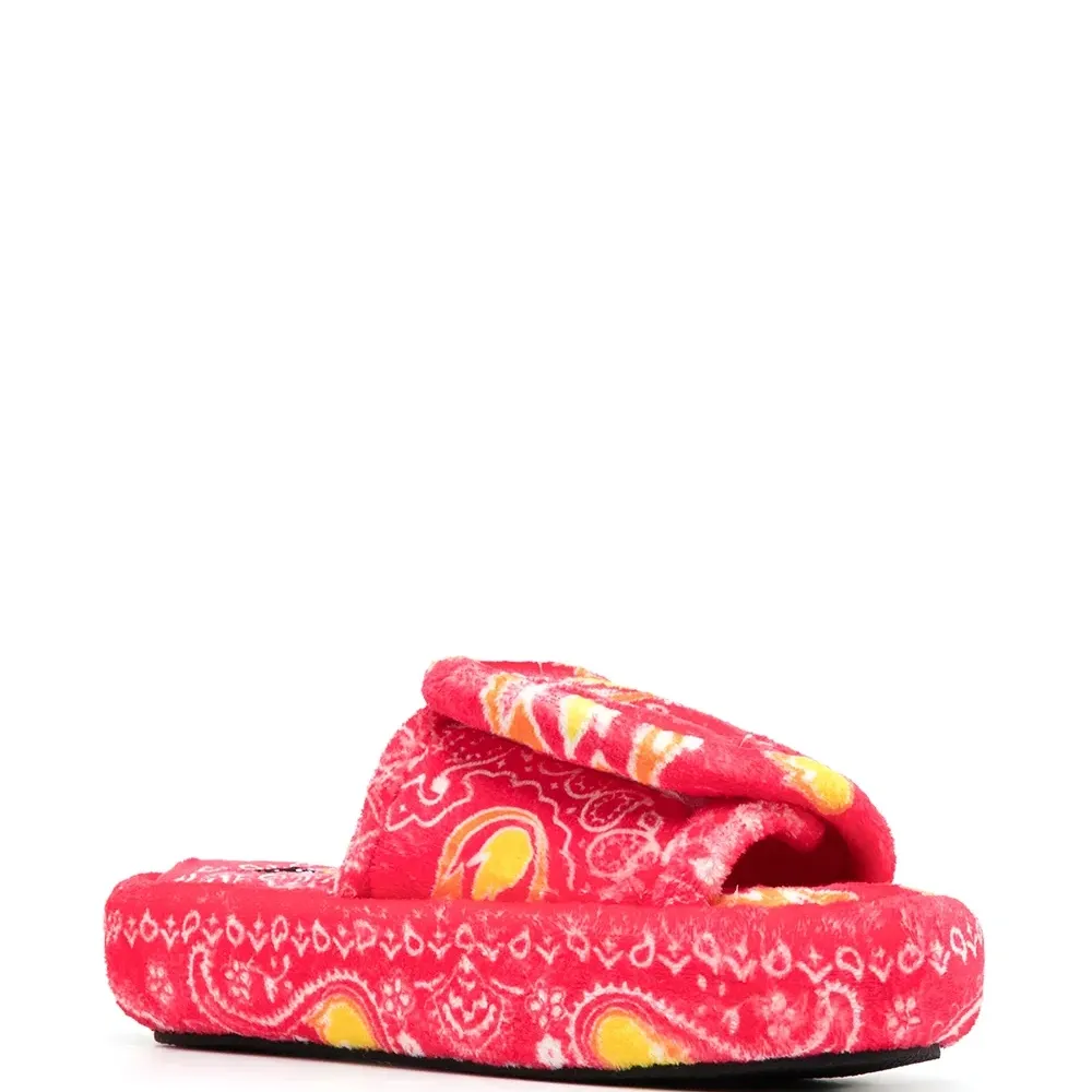 Фактурные шлепанцы с узором