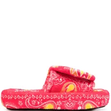 Фактурные шлепанцы с узором