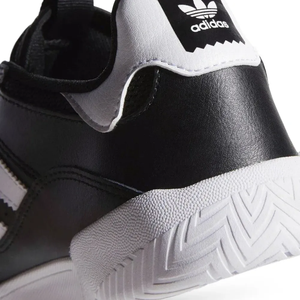 Кроссовки с контрастными полосками