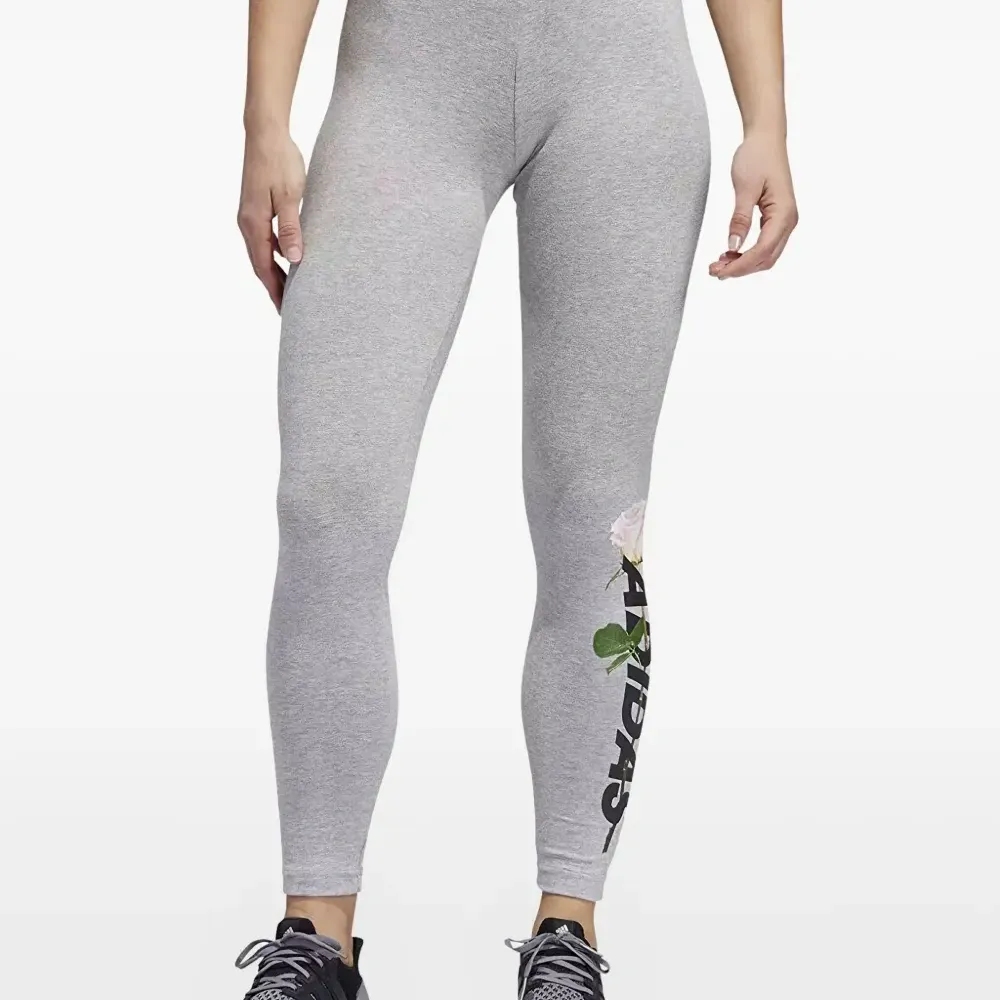 Леггинсы с принтом в виде роз