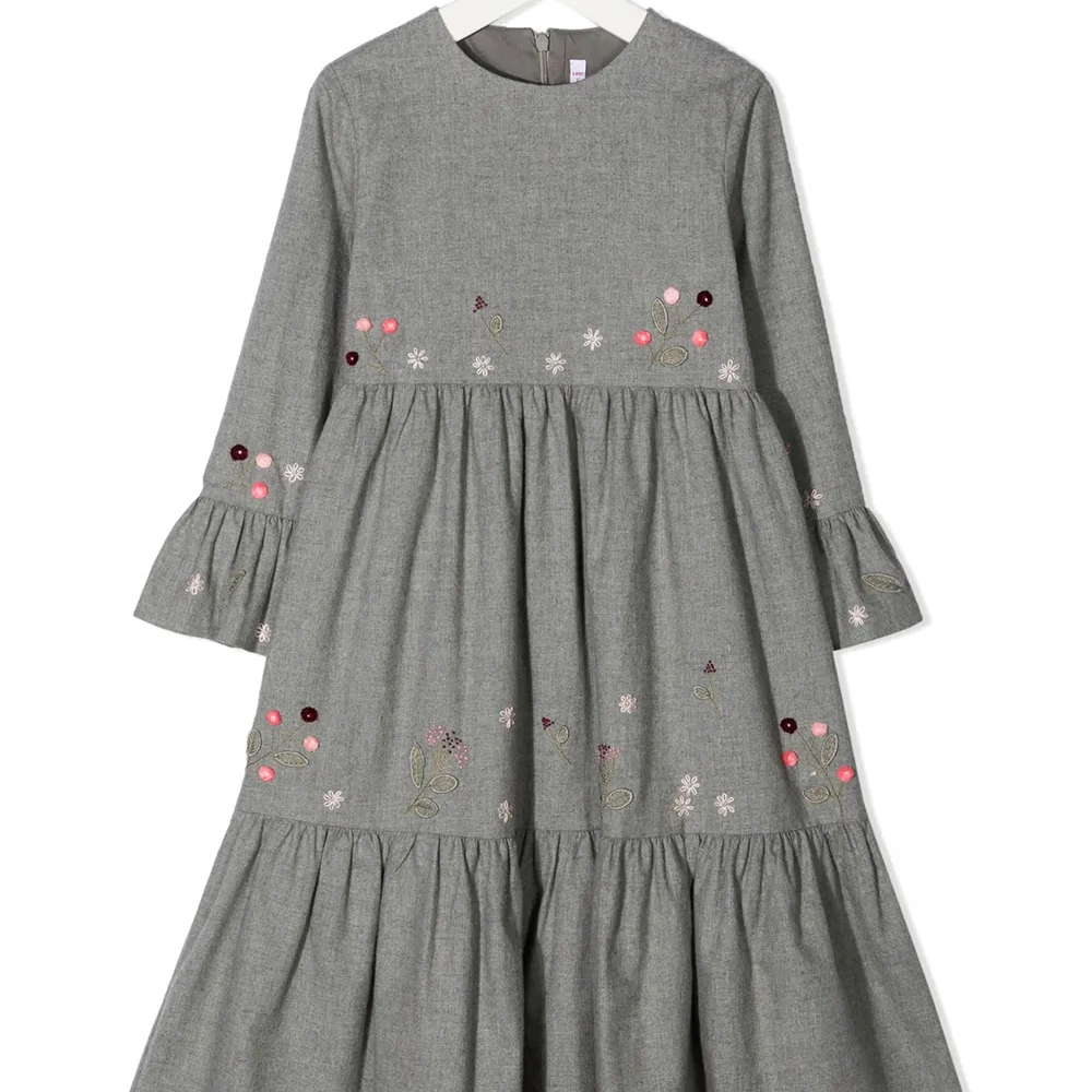 Длинное ярусное платье с цветочной вышивкой