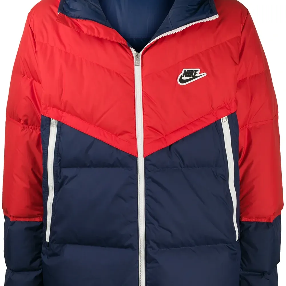 Пуховик в стиле колор-блок Пуховик в стиле колор-блок