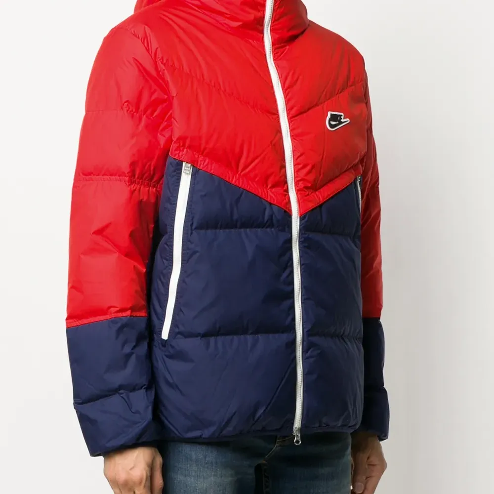 Пуховик в стиле колор-блок Пуховик в стиле колор-блок