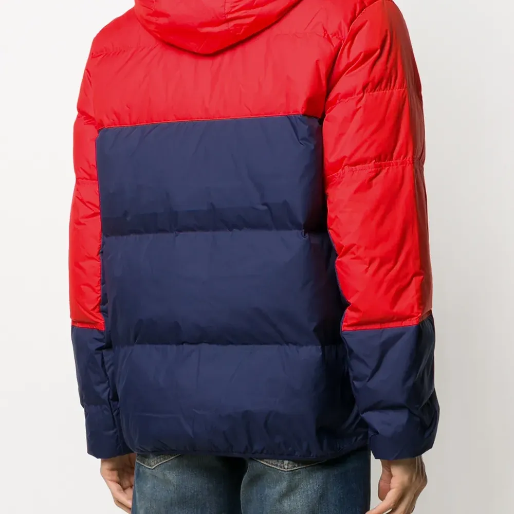 Пуховик в стиле колор-блок Пуховик в стиле колор-блок