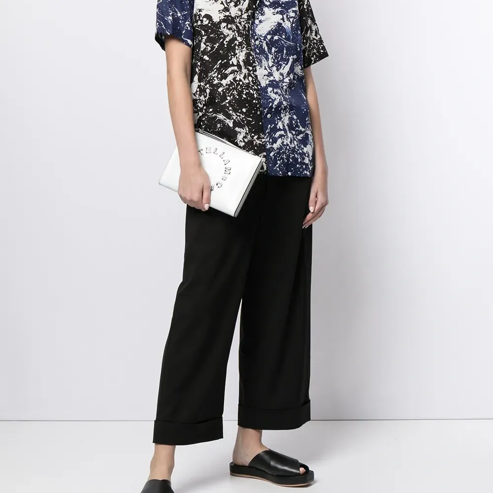 укороченные брюки с надписью