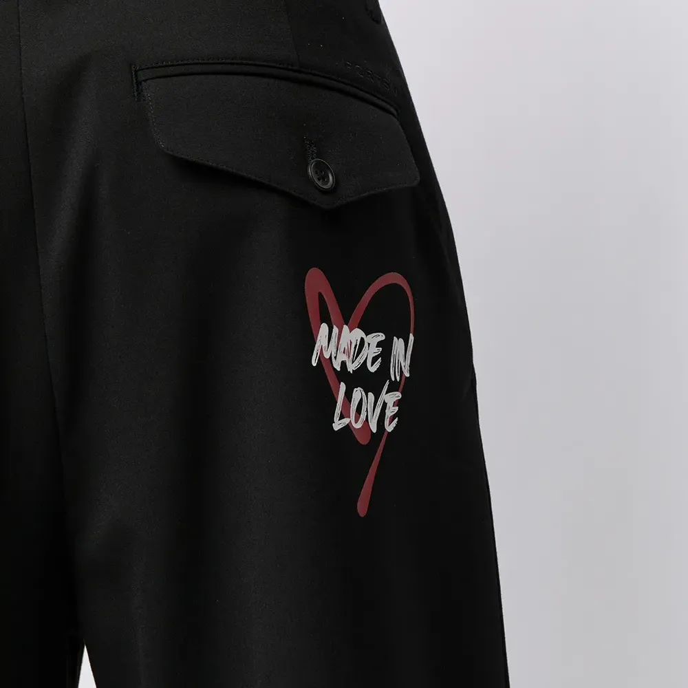 укороченные брюки с надписью