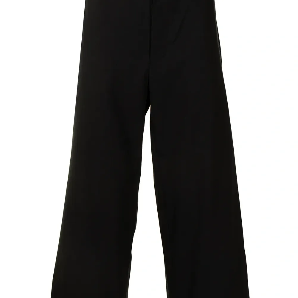 укороченные брюки с надписью