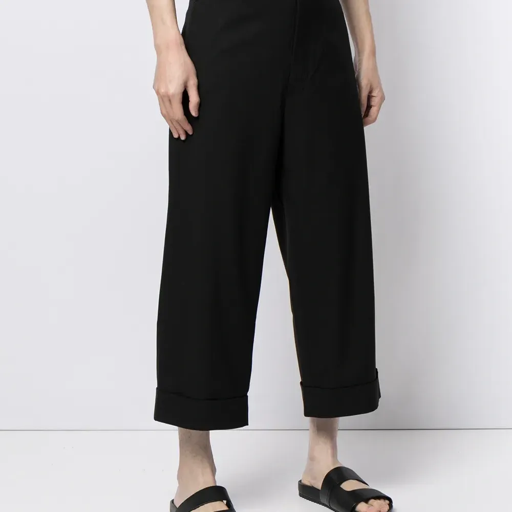 укороченные брюки с надписью